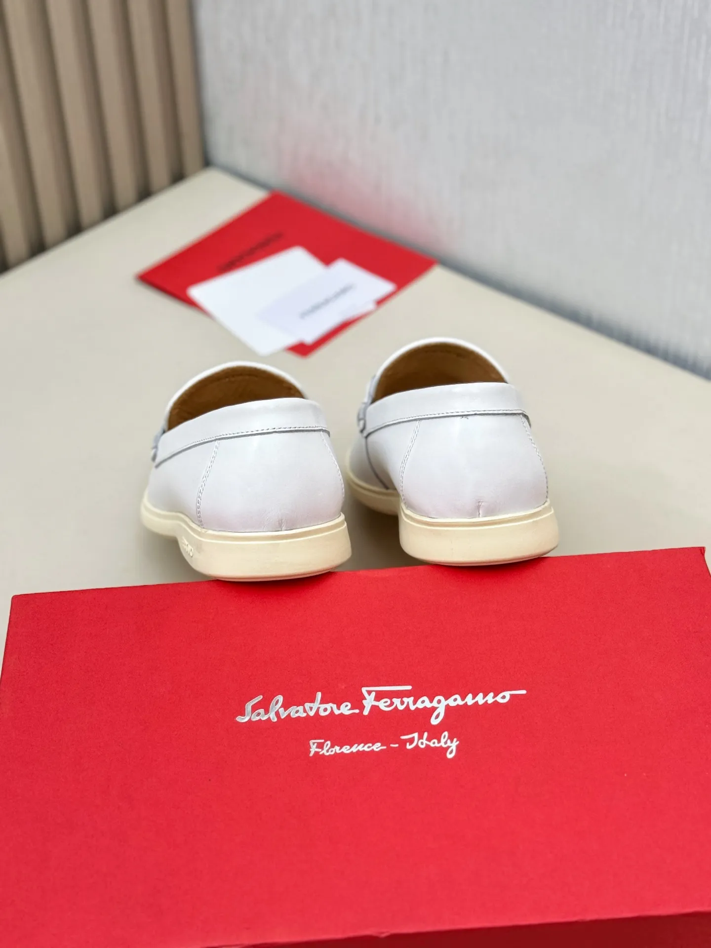 [Ferragamo] P: 580💰 Number of yards: 38~44 (45 orders are non-returnable) Ferragam's new men's driving shoes, the fabric is made of imported cowhide, with visible texture, heavy industrial stitching, dyed calfskin inside, standard logo cowhide feet, big-name experience, soft and comfortable on the feet, a men's favorite, special non-slip and wear-resistant rubber soles, easy to handle various occasions, with original box packaging!